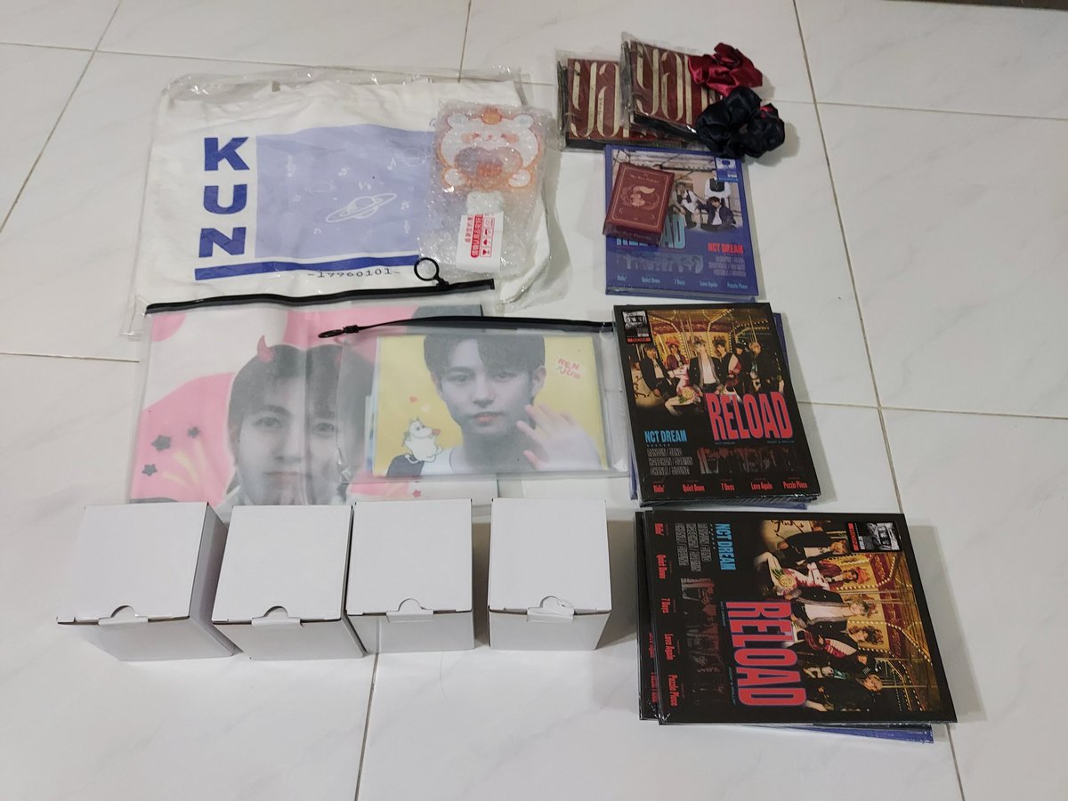 Jillumisloth's tweet photo. Items that arrived today:

- YangyangBar Birthday Project
- KunBar Fanlight and Tote Bag
- RJB Slogans
- RJB Poker Cards
- CLB Snowglobe
- CLB Basic Sets*

Second payment emails will be sent after I've confirmed with my helper on the shipping breakdown!

#JILLUSLOTHGOs https://t.co/fzW8wyRcEw
