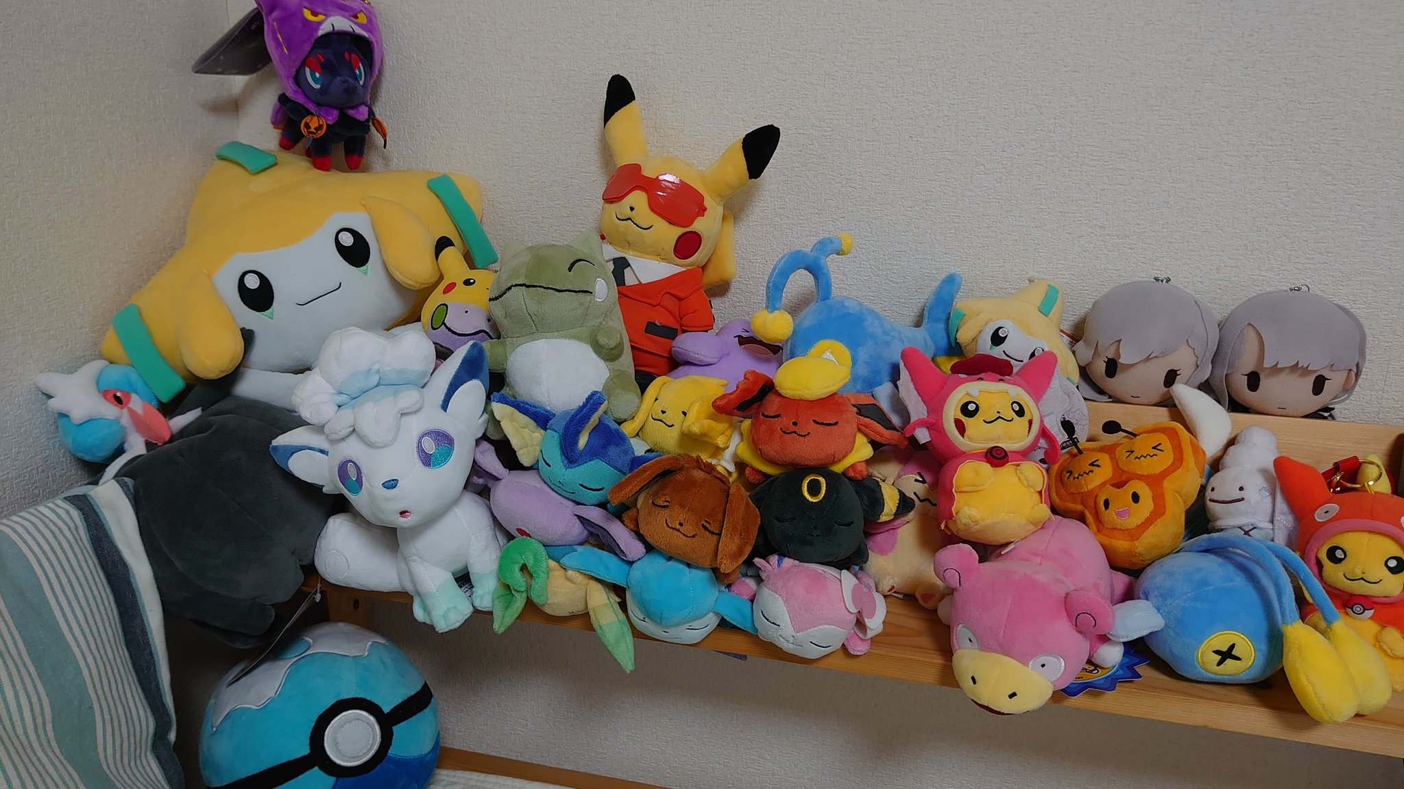 むぅん Niineko0730 等身大のぬいぐるみって確かに置き場所に困りますよね 自分も6年前に実家から持ってきたヌメラ のぬいぐるみを置く場所がなくて今は本棚の上で見守ってもらってます T Co Vggdoc0p9t Twitter