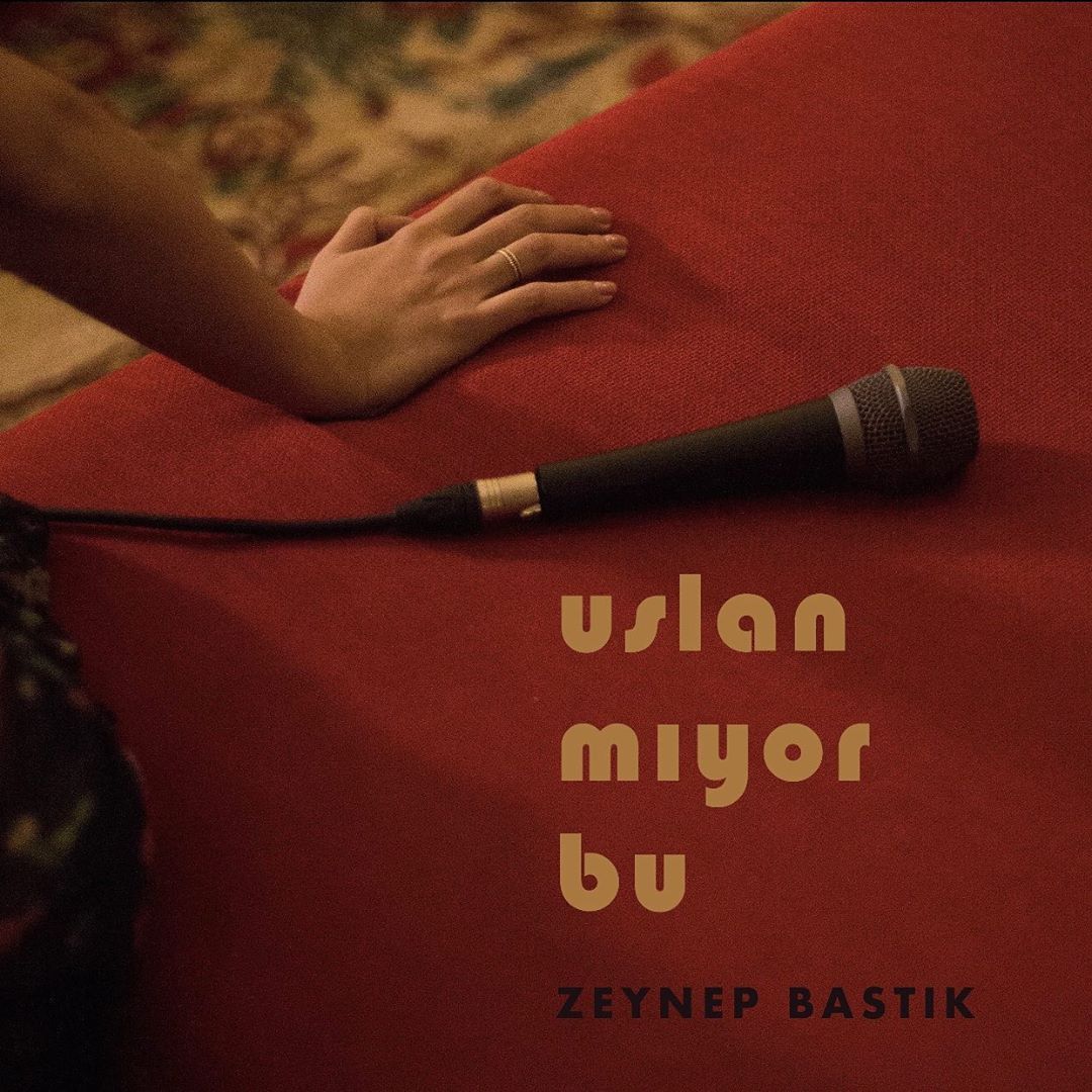 We already had a Zeynep Bastık song, but another defining song of the year was her "Uslanmıyor Bu." With its horns and reggae-style up-beat strumming, the song gives off warm weather vibes despite the lyrics about a heart that just won't wise up despite how many blows it’s taken.