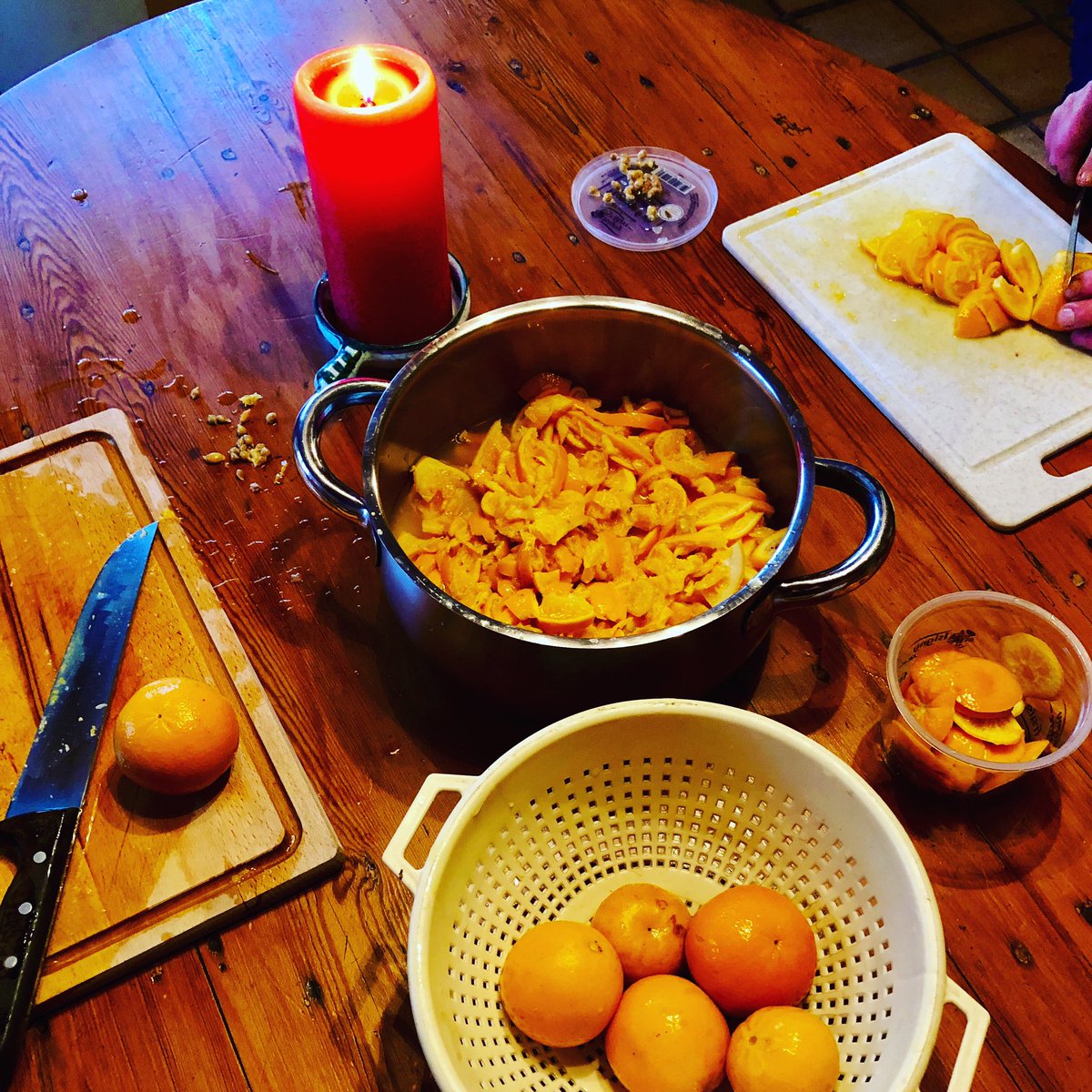 Boidalon's tweet photo. 👨🍳 #BoidaCook 👨🍳
Tradition familiale de #Noël 🎄🎅, la #Confiture d’#Oranges (Eh oui 🍊 !), qui cette année se décline avec 50% de #Mandarines...
Idéale occupation pour un jour pluvieux 🌧 !
Et merci à ma chère soeur de me servir de mémoire pour les proportions 😉 ! https://t.co/09PWF2H2Cs