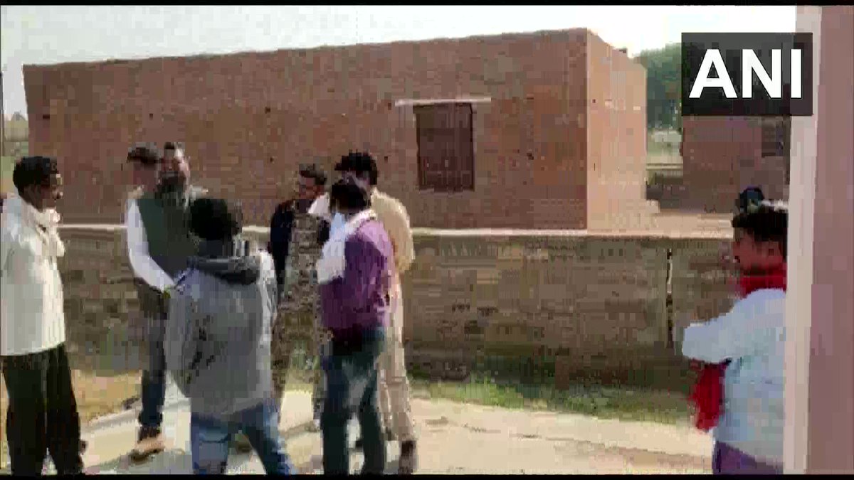 ANI's tweet photo. Madhya Pradesh: Case registered under new Farm laws against a trader, who ran away without paying farmers in Bhitarwar, Gwalior after buying paddy from them.

Gwalior administration says trader's house has been auctioned to pay the farmers &amp; his fields will be auctioned soon. https://t.co/rxg5cM7Jcb