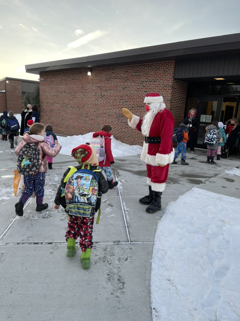 ekupiecTullyES's tweet photo. Look who made an appearance at TES for our in-person & remote students! Have a great holiday and break! / ¡Mira quién hizo una aparición en TES para nuestros estudiantes en persona y remotos! ¡Que tengas unas buenas vacaciones y descanso! @tully_csd #TullyTogether #JuntosTully https://t.co/3Lp13wYF0P
