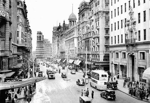 Gran Vía Madrid en la década de los 40. #Madrid #GranViaMadrid