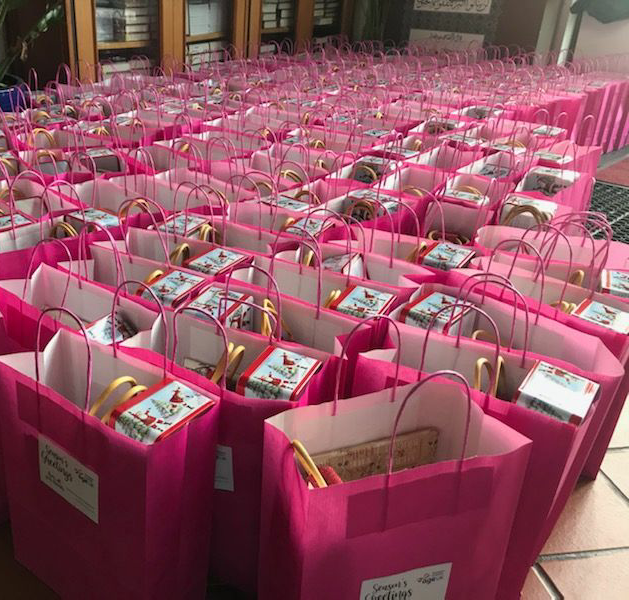AgeUKKandC's tweet photo. Over a 1000 special #Christmas packs delivered this week with tasty meal and gifts to older people alone in #rbkc 🎁 
@whatifchristmas @RBKC @KandCfoundation 
#christmasspirit #tacklingsocialisolation #community https://t.co/BPSgkyPFY7