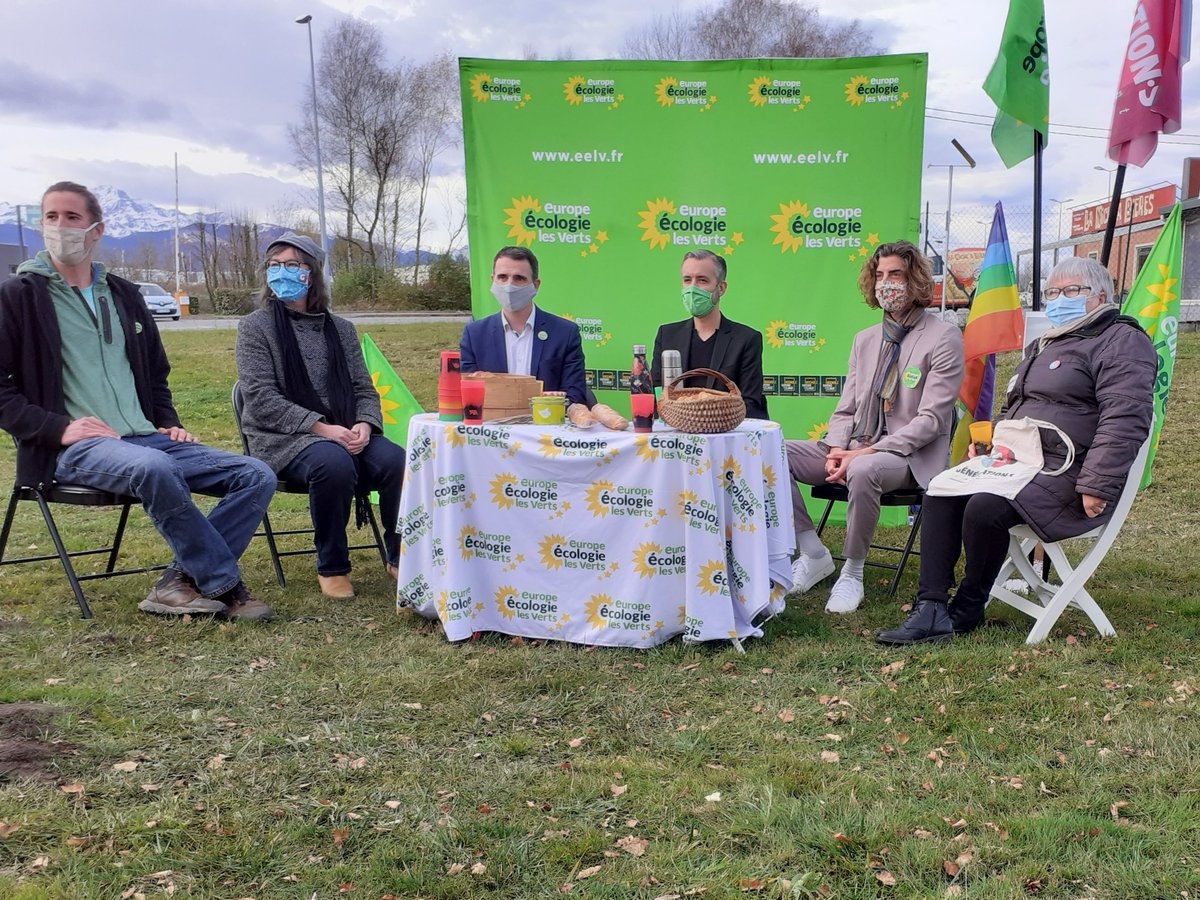 Ce matin <a href="/tarbes_s/">Génération.s TARBES</a> aux côtés d' <a href="/EELV65/">Europe écologie 65</a> avec <a href="/AntoineMAURICE/">Antoine Maurice</a>, <a href="/EricPiolle/">Éric Piolle</a>, <a href="/PagnouxRomain/">Romain Pagnoux</a> et <a href="/Ju_Robb/">Julien Robbé</a>  pour expliquer les dangers environnementaux du projet se scierie géante "Florian" à <a href="/LANNEMEZANVILLE/">LANNEMEZAN</a> et la nécessité de défendre nos forêts.