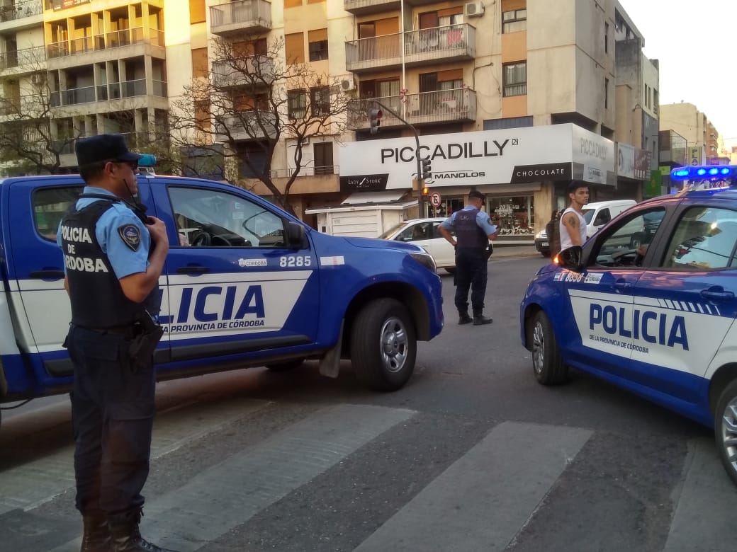 PoliciaCbaOf's tweet photo. #CAPVIII #Control de un vehículo VW Polo, con un hombre de 33 años #Aprehendido en B° Juniors. Dicho rodado registra pedido de secuestro, solicitado por una Unidad Judicial. https://t.co/YBqe2c8O8T