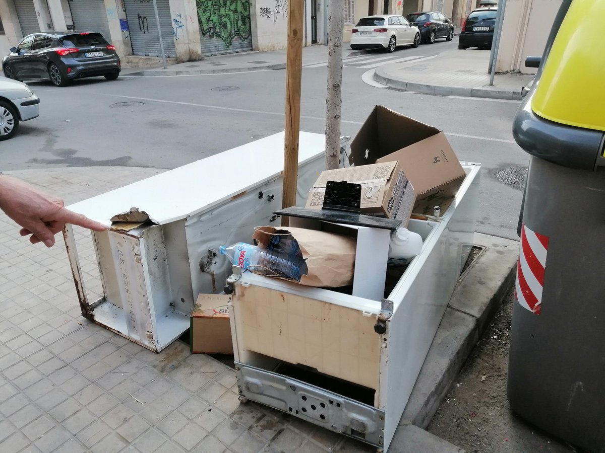 AVColliPujol's tweet photo. Segons ens comenta un vei de l'associació, ahir a la tarda una furgoneta de repartiment es va aturar a Coll i Pujol amb Maragall i va deixar aquests frigorífics.
El veí no va poder prendre la matricula de l'individu incívic que va realitzar aquest fet.
Ajuntament posa't les piles https://t.co/h8ygJhDcTR