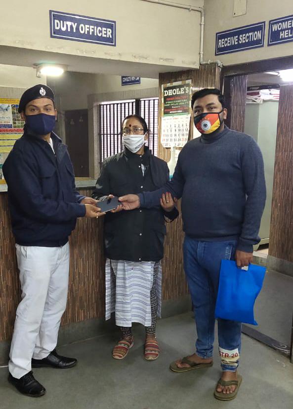 hwhcitypolice's tweet photo. On 08.12.20 some miscreants took away a Samsung A21 mobile from one Manisha Majumder. I/O of #ChatterjeehatPS investigated d case & arrested d accused & recovered d said mobile phone which was returned to her.
#ππ¨πππ«π―πππ§πππ«π¨ππππ
#ππππππ¨π°π«ππ‘ππ’ππ² https://t.co/2mlJQlrTfH
