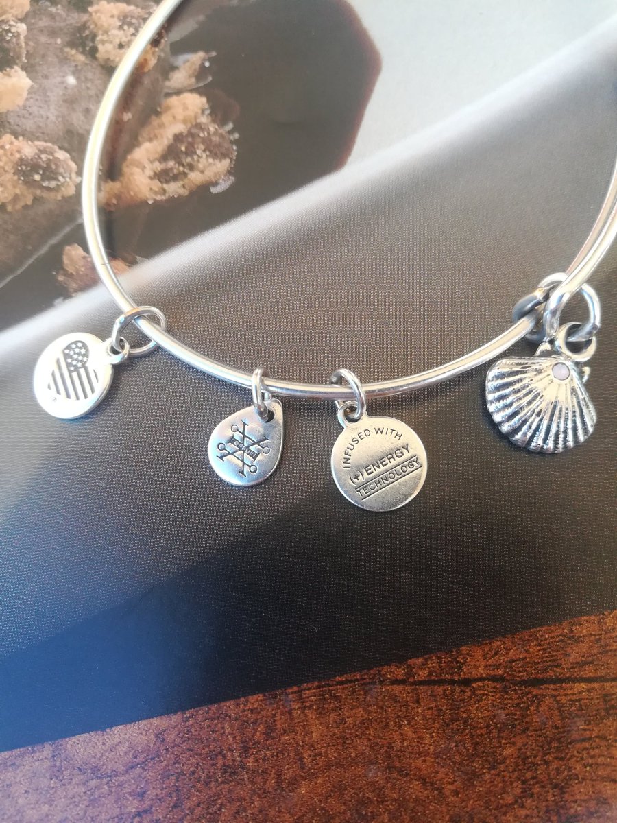 Laauritty's tweet photo. Hola chic@s me he encontrado esta pulsera en la sierra. Me ayudais a encontrar a su propietari@???

Gracias!! https://t.co/nLj9Z9Dsx6