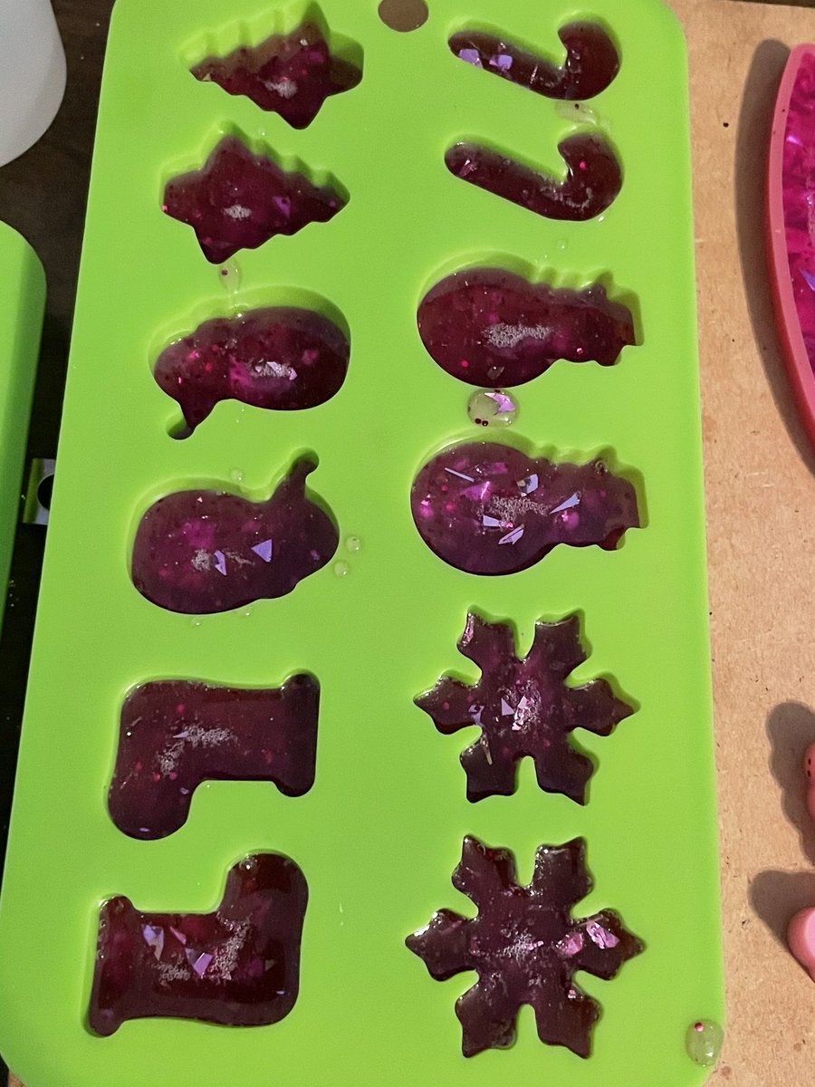 pennell_chelsea's tweet image. Got a little carried away today, but who doesn’t like purple?
#KittyKeychains #ResinArt #PotLeaves #Christmas #Skulls #Crossbones #Candycanes #Christmastrees