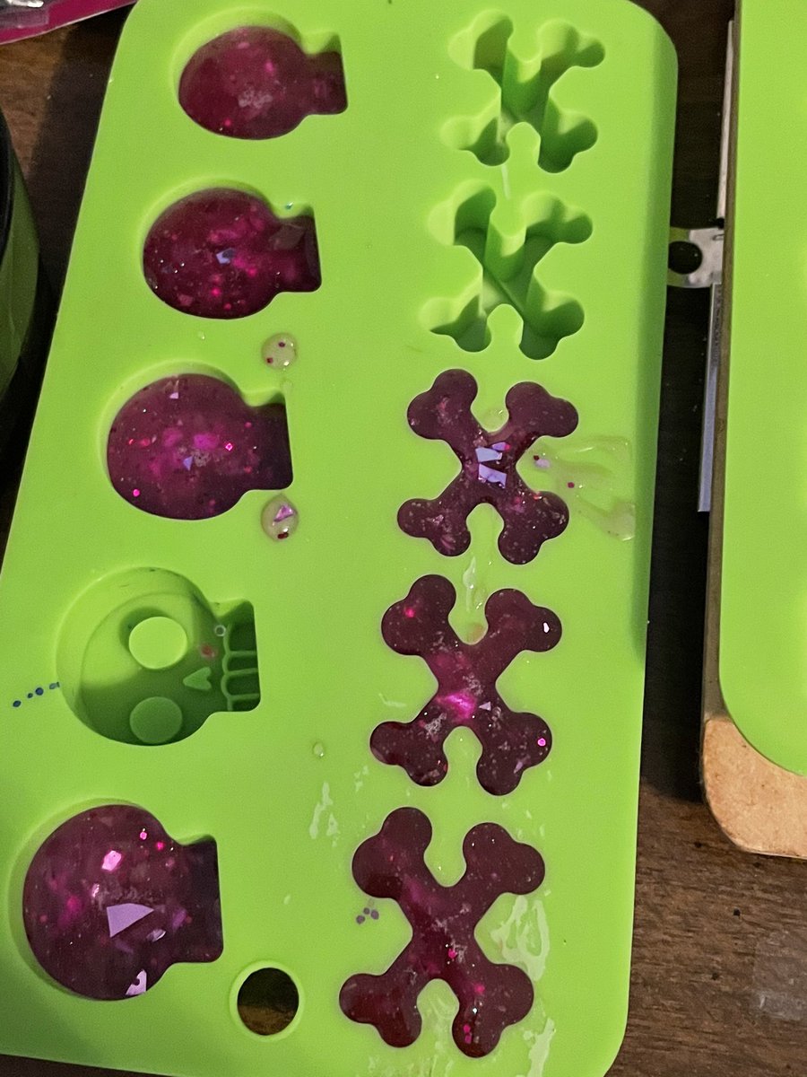 pennell_chelsea's tweet image. Got a little carried away today, but who doesn’t like purple?
#KittyKeychains #ResinArt #PotLeaves #Christmas #Skulls #Crossbones #Candycanes #Christmastrees