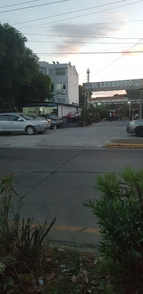 AlexAcunaReales's tweet photo. Comenzó como un lavadero de carros, ya después se hacían retoques y ya van por pintada completa de vehículos, me preguntan y el uso de suelo qué? Averiguelo @AlcaldiaVpar. https://t.co/OAhbSSdUzH