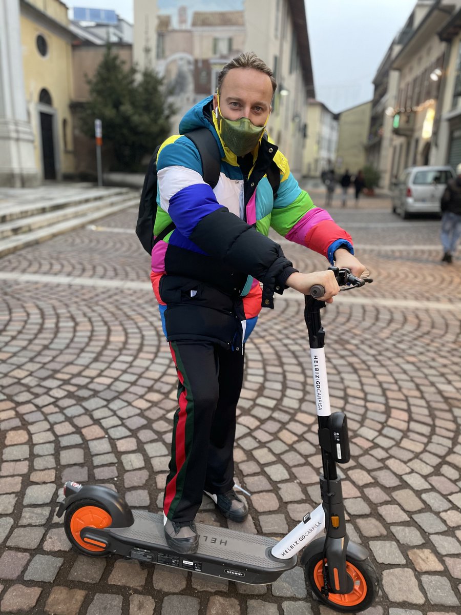 GOCarpisa's tweet photo. @frafacchinetti ha un consiglio per te. Il noleggio a lungo termine di @helbizofficial da attivare nei negozi @carpisaofficial non solo ti permette di dare una mano all’ambiente ma ti renderà decisamente più stiloso.
Passa da noi e poi sfreccia per la città. 
#UrbanSmartChristmas https://t.co/hpyjyg42Tw
