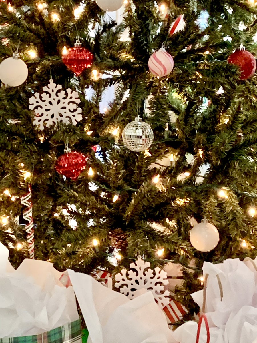 MichaelSmoltz's tweet photo. I would like to wish my Rockwell Automation family a Happy, Healthy &amp; Blessed holiday season.
 
#happyholidays #gratefulforfamily #rokfamily #rokautomation #roklive #rokfamiglia #smoltzdecoratedtree https://t.co/Y9q39uHIFD