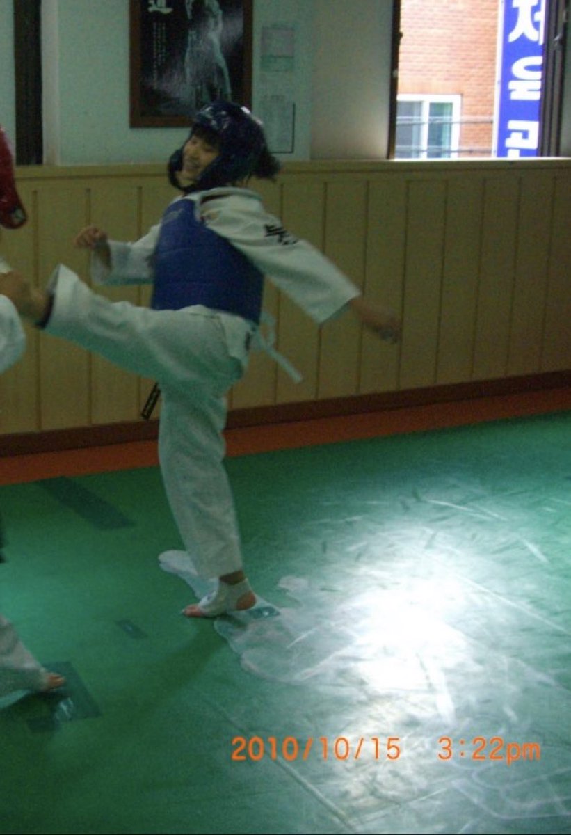 How does Elly make a kick look cute.

#WekiMeki #위키미키 #ELLY #엘리