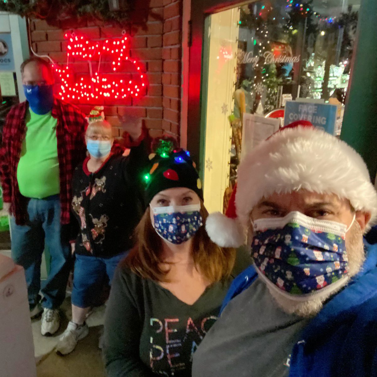 ElisabethWriter's tweet photo. We had so much fun checking out the #holidaylights in #downtownmountdora with Cheryl and David last night! ✨ #writinglife @Mike_Flys https://t.co/yc1ayM66Af