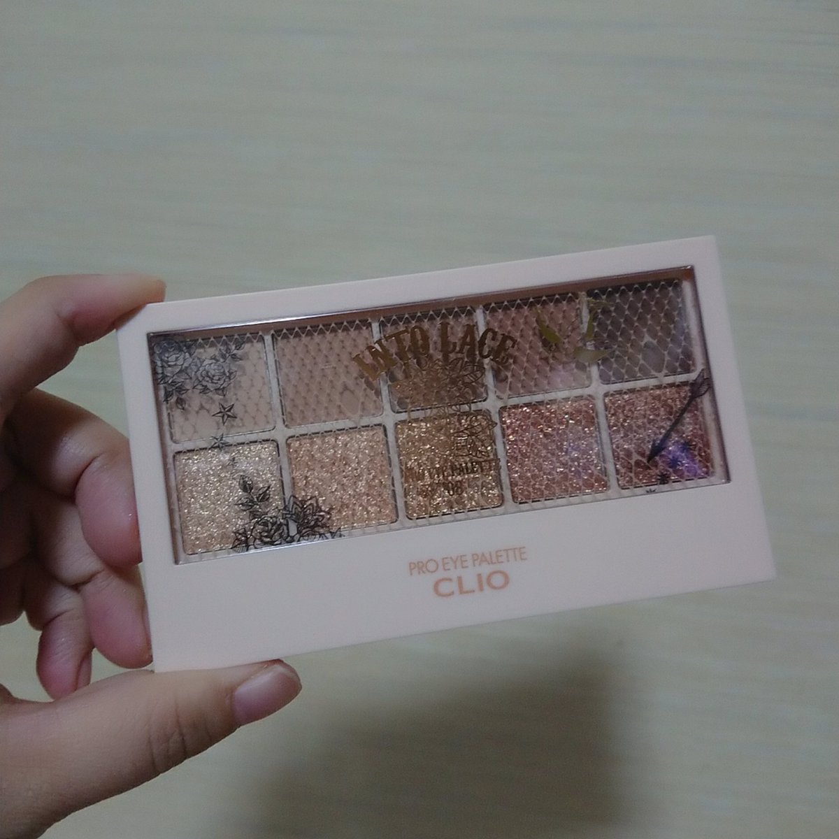 eringya0254's tweet photo. #えりぃのスウォッチ です。
#クリオ
#CLIO
#プロアイパレット
NO.8
#intolace
公式サイトで3400円。
でも2000円くらいでQoo10で買えました。
あのクリオの最新パレット!
マット5色、グリッター5色です。
マットは左側から薄いブラウン〜どんどん濃いブラウンになります。 https://t.co/k5uomYoglP