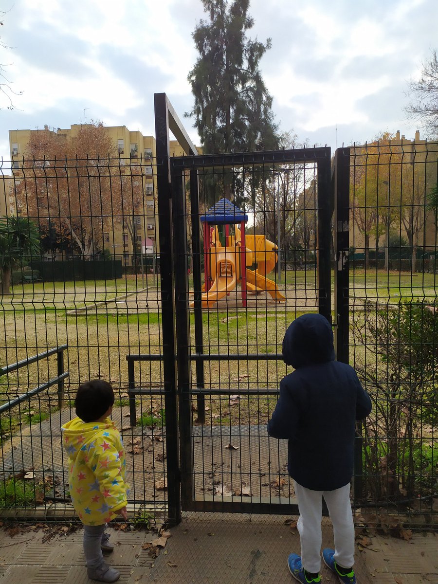 Anuska_87's tweet photo. Y este parque para  cuándo se abre @Ayto_Sevilla ?? Cerrado desde marzo, en Plaza Hermanas de la Cruz, Sevilla Este. ¿A quién nos quejamos? Nuestros niños y niñas no tienen derecho a parque? https://t.co/PazOOsHKtT