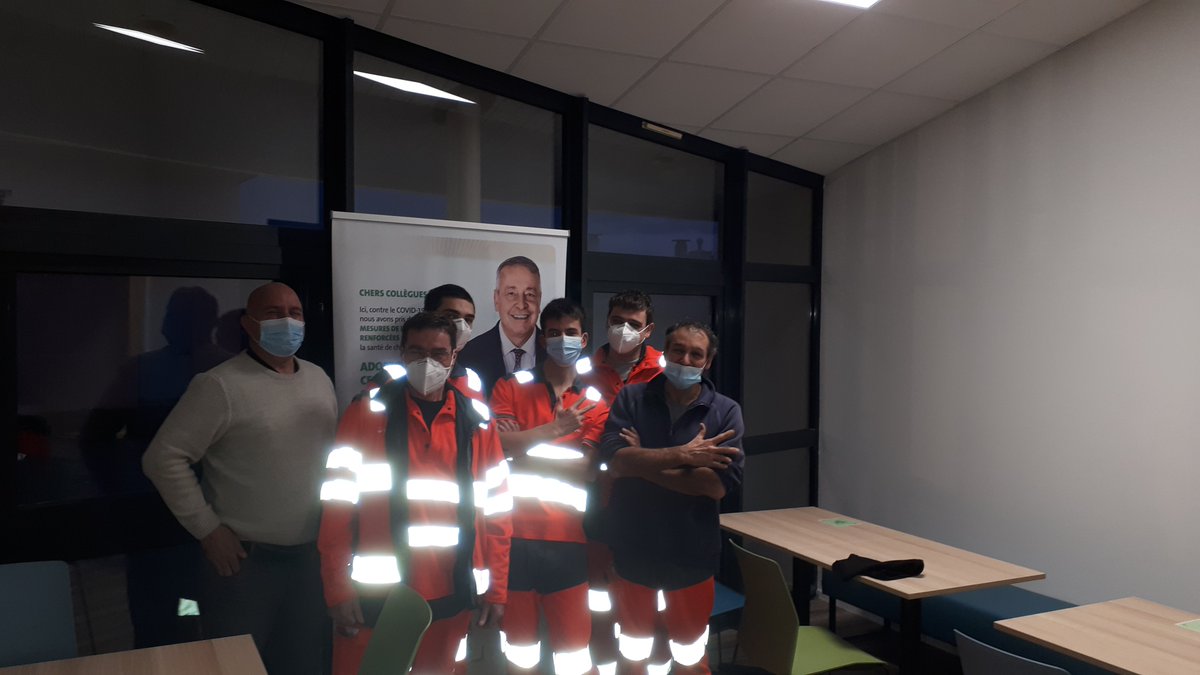 BedouainC's tweet photo. En cette période de crise sanitaire @VilleDeRomans et @Veolia améliorent les conditions de travail de ses équipes. Fin d'un première phase de travaux avec la création d'un réfectoire et mise en place de vestiaires et sanitaires en attendant le démarrage de la deuxième phase. https://t.co/cWVrJCks9t