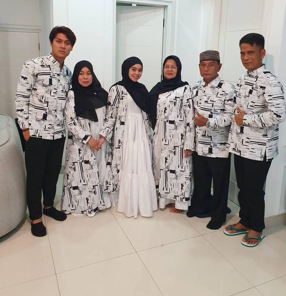 CahyaWuri's tweet photo. MasyaAlloh,,bismilliah.
@RizkyBillar @Lesti_Jenong_DA 
#leslar5monthsary
#BISMILLAHLESLARMENUJUHALAL https://t.co/wwaxNP5QdC