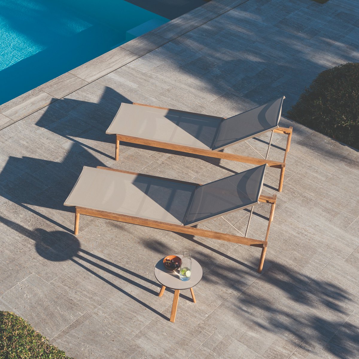 The Newport Sun Lounger; combine grade A natural teak with quality sling and plush cushion sets in coffee, black or custom, for a tone-on-tone look.
Would you?
akulaliving.com/products/newpo… 

#interiordesign #poolside #sunloungers #outdoorfurniture #hospitalitydesign