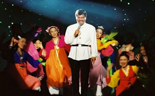 왜 사람들한테 둘러싸여서 이렇게 깜찍한 표정으로 있는 거임? 진짜 치여 죽으란 건가