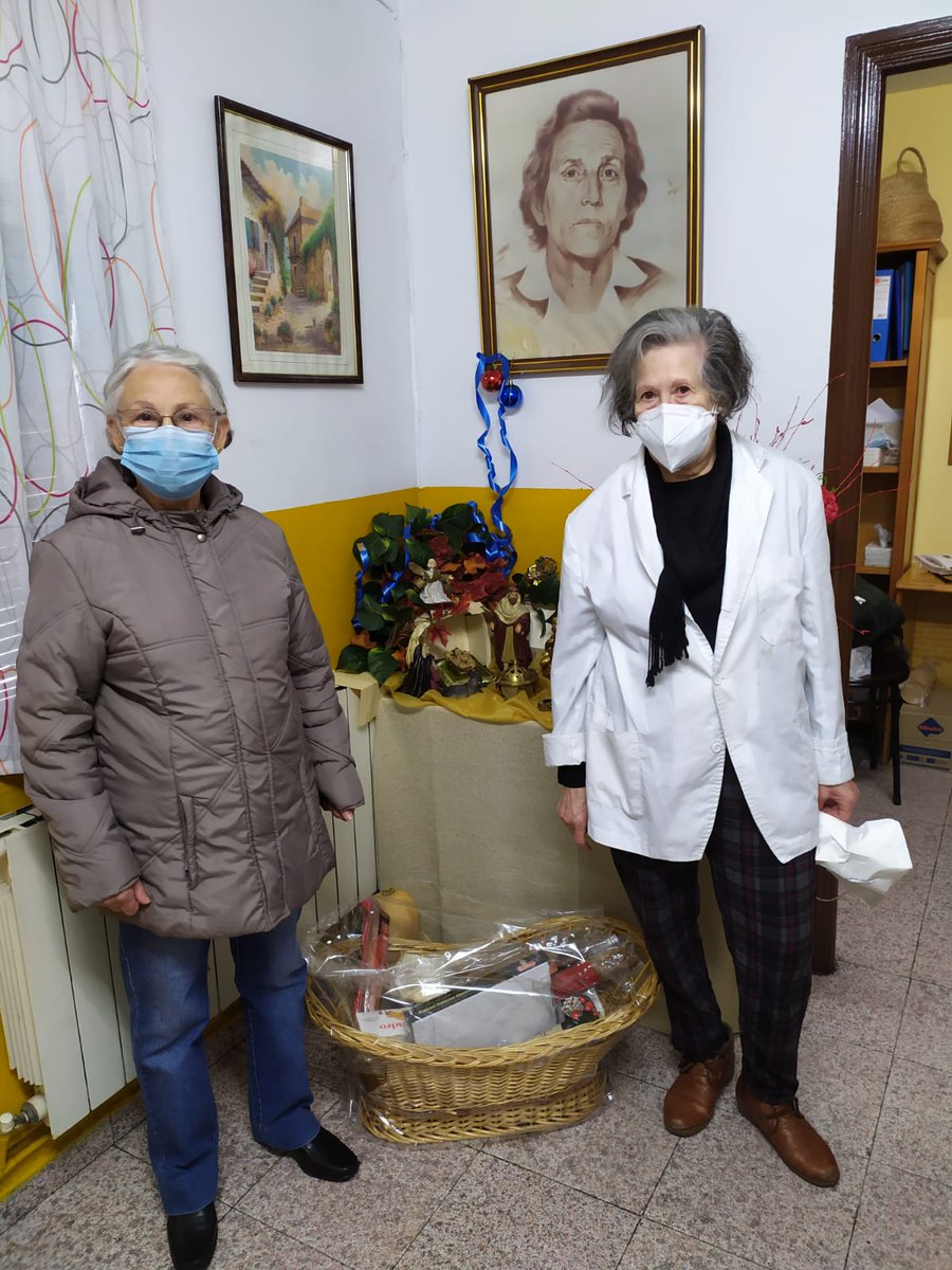 AytoLeganes's tweet photo. Ángela Sanz es una vecina de #Leganés que participa en uno de los talleres de memoria🧠📚 que realizamos desde la Concejalía de Mayores🧓📒

Estas #Navidades 🎅 participó en el Sorteo de Mayores que realizamos para cargar de mensajes optimistas unas fechas tan señaladas https://t.co/mxocbr57kL