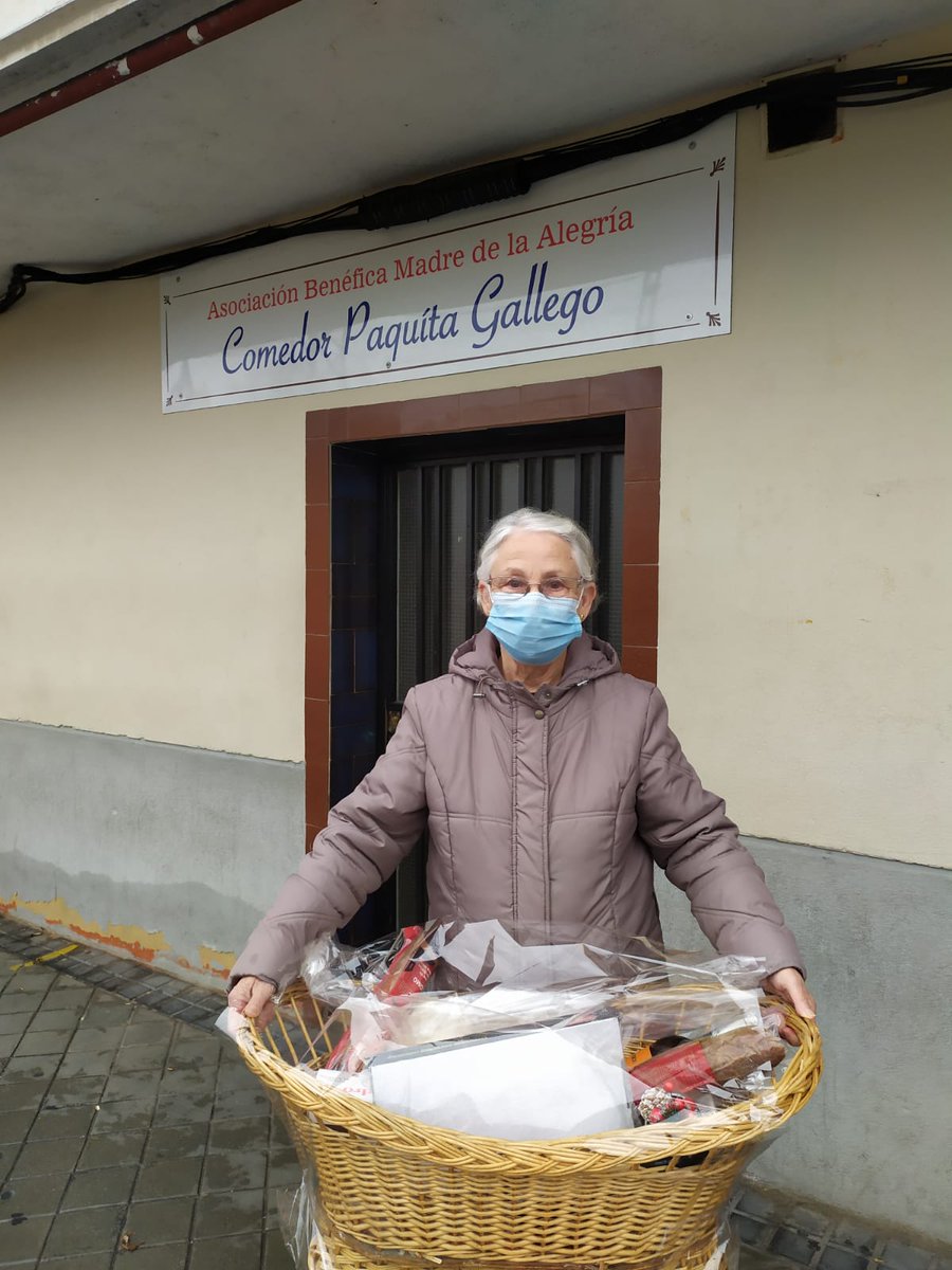 AytoLeganes's tweet photo. Ángela Sanz es una vecina de #Leganés que participa en uno de los talleres de memoria🧠📚 que realizamos desde la Concejalía de Mayores🧓📒

Estas #Navidades 🎅 participó en el Sorteo de Mayores que realizamos para cargar de mensajes optimistas unas fechas tan señaladas https://t.co/mxocbr57kL