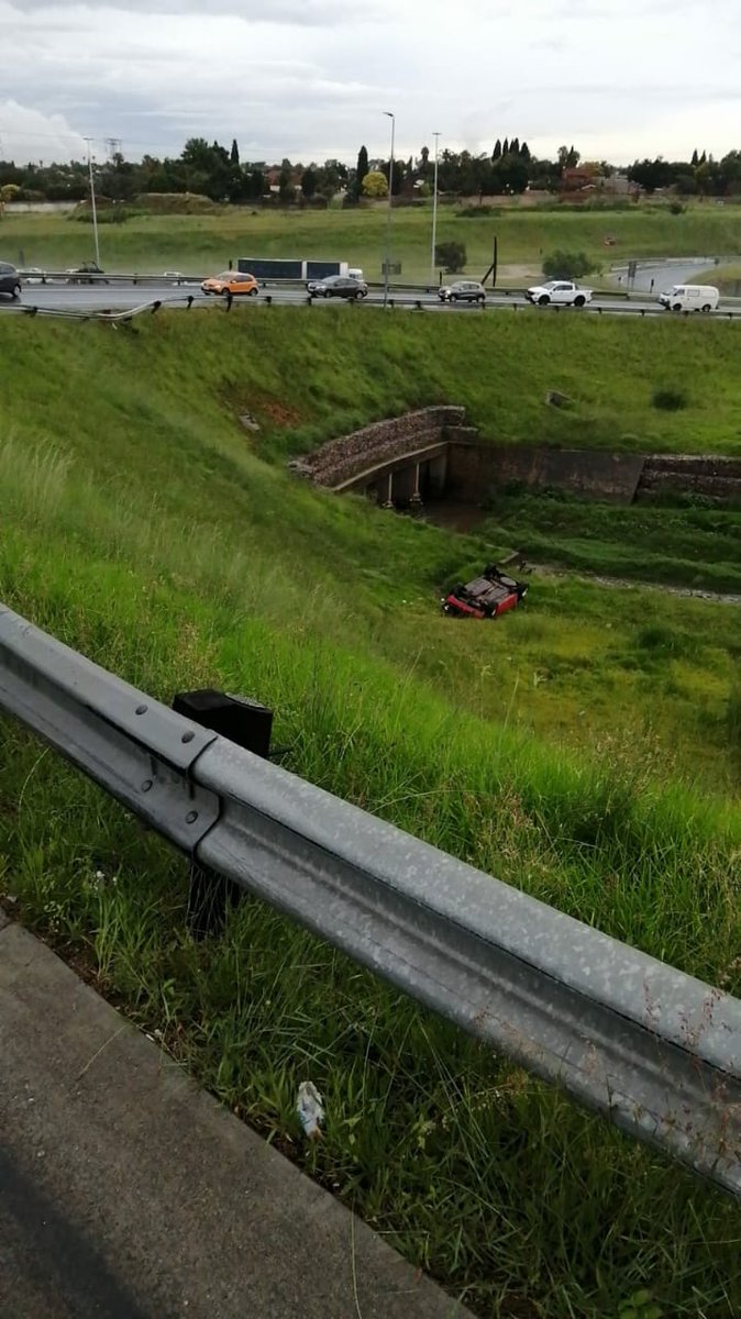 EMER_G_MED's tweet photo. 《Linksfield》#TM04 responded to a single vehicle roll-over down an embankment on the N3 North on Linksfield offramp. Fortunately no one was seriously injured @GTP_Traffstats @EWNTraffic @_ArriveAlive @News24 @IOL #whensecondscount #linksfield https://t.co/aD1JdXQ8Cm