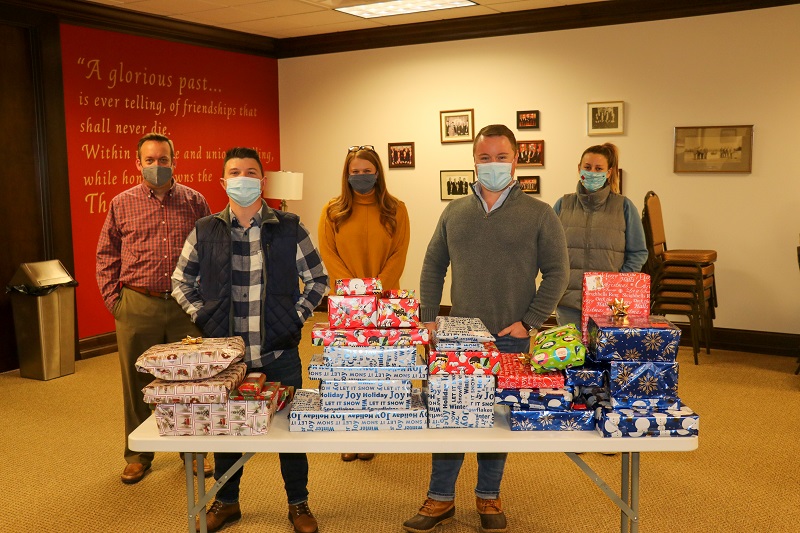 ThetaChiIHQ's tweet photo. Some IHQ staff members recently spent time purchasing &amp; wrapping presents for a family in need during the holidays. Comment below with how you’ve extended #AnAssistingHand this holiday season #ThetaChiCares https://t.co/M1Omyo0FGv