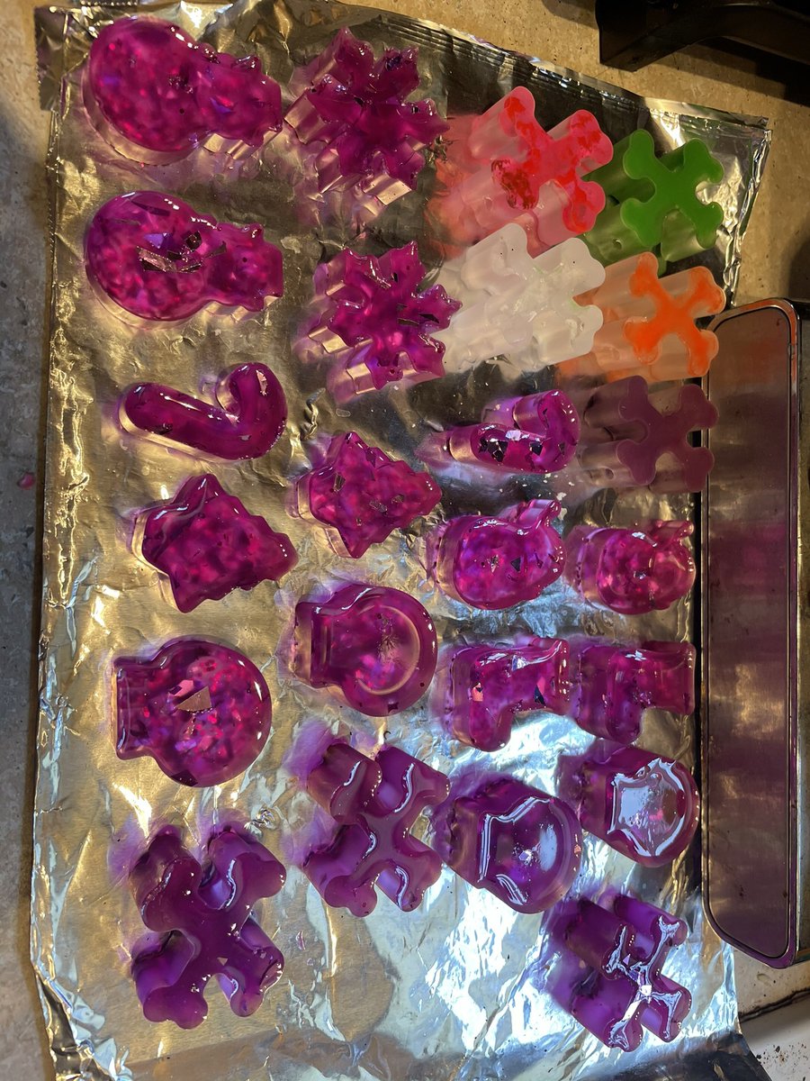 pennell_chelsea's tweet image. Today’s #resinart we have #kittykeychains #christma keychains #potleaf keychains, and some more #skulls and #crossbones