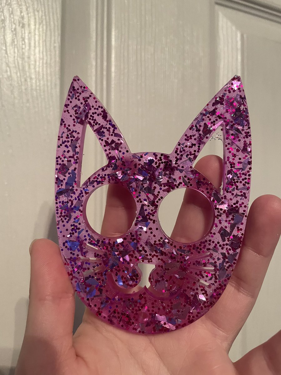 pennell_chelsea's tweet image. Today’s #resinart we have #kittykeychains #christma keychains #potleaf keychains, and some more #skulls and #crossbones