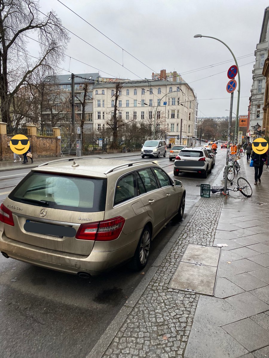 ChristianCIOW's tweet photo. This is why color doesn’t make safe cycling infrastructure.
The confusion and convenience of a few put every single cyclist in danger on this street. #invalidenstr
When are the bollards being put in place?! @BA_Mitte_Berlin @SenUVKBerlin https://t.co/GsygGXUSEm
