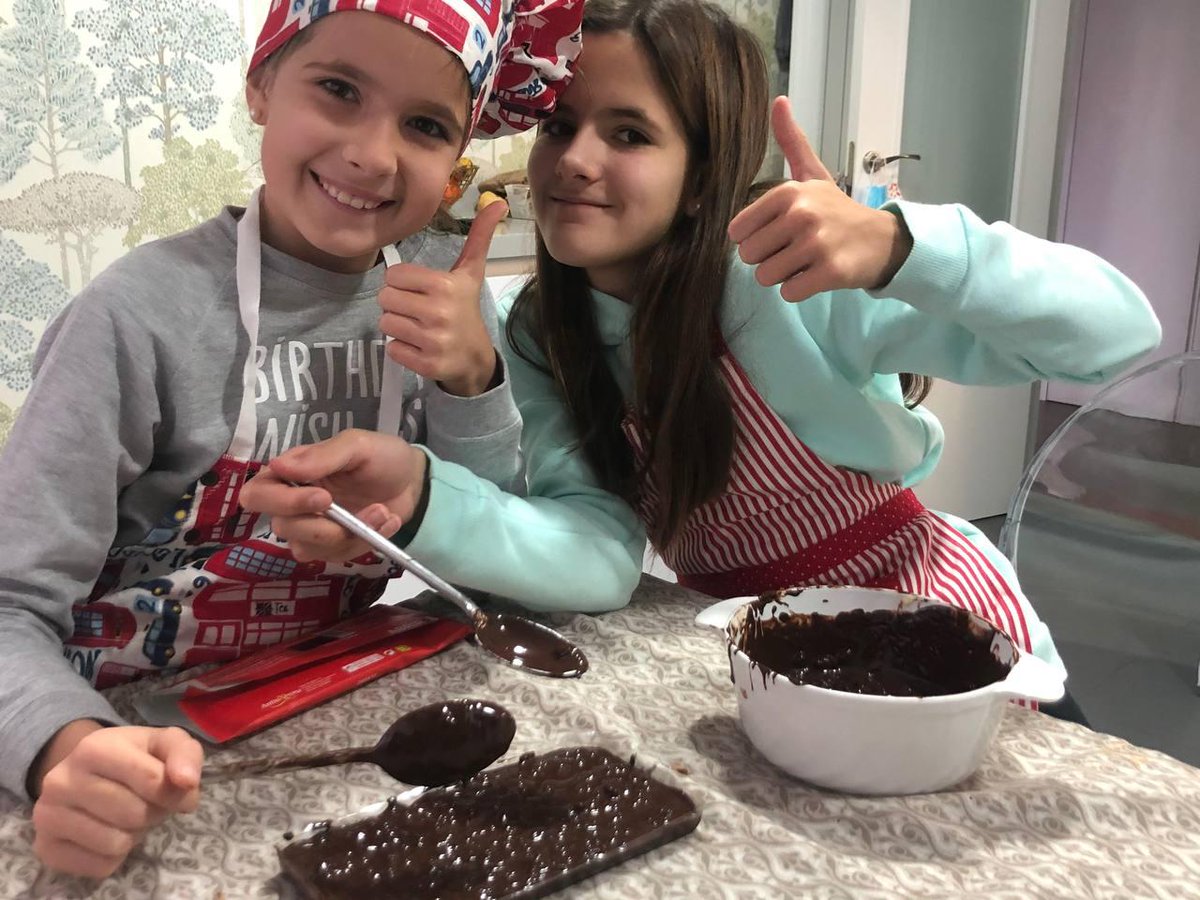 BASF_ES's tweet photo. Hoy hemos realizado el último #FamilyLab del año y también el más navideño: hemos aprendido a identificar el almidón en los alimentos y además... ¡Hemos creado un turrón nosotros mismos! 🍫
Mira lo bien que lo hemos pasado 👇 https://t.co/0ABiE38Itk