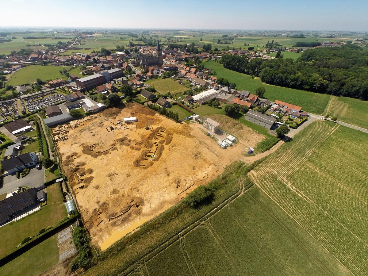 The remains of soldiers who died during the FWW are occasionally encountered during agricultural or archaeological works. During the last twenty years, official British identity discs have rarely been recovered, though they can survive in extreme environments. Pic:  @DigHill80 5/
