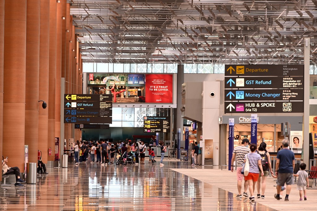ChannelNewsAsia's tweet photo. JUST IN: Singapore reports first case with new UK strain of coronavirus, a 17-year-old student who recently returned from Britain https://t.co/JzuMx7RwpT #COVID19 https://t.co/AnWtm1Qxx4