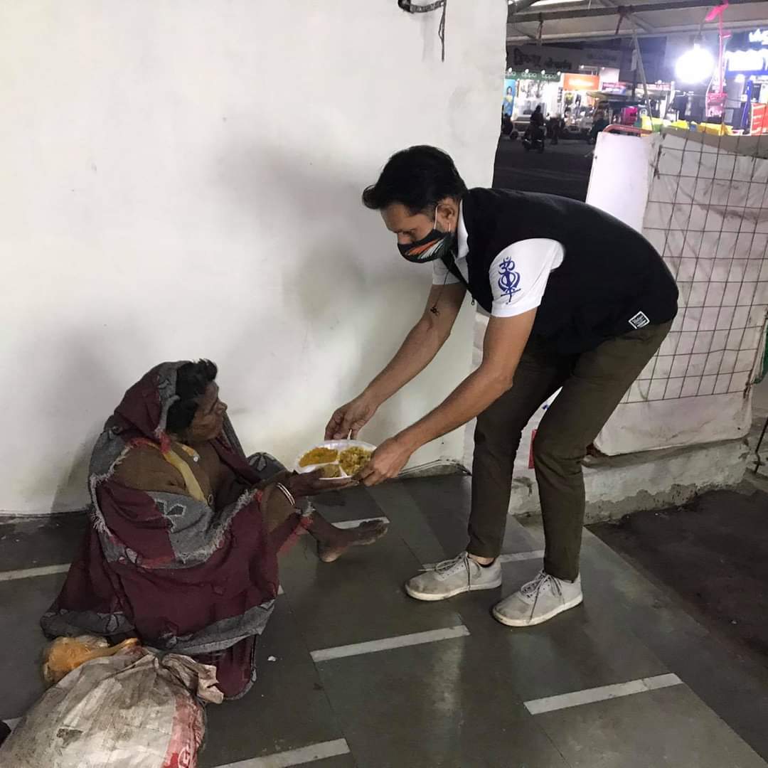 iamhumanfounda1's tweet photo. #I_M_HUMAN_ROTI_BANK
#216_Tueasday_RotiBank
#Food_For_All
#22_December_2020

Feeding continuously for #216_Tuesday with #250_People in Bardoli.

@AmitShah @PMOIndia @narendramodi @CRPaatil @sanghaviharsh @vijayrupanibjp @IshwarParmarMLA @prabhunvasava https://t.co/MVx03eOxbx