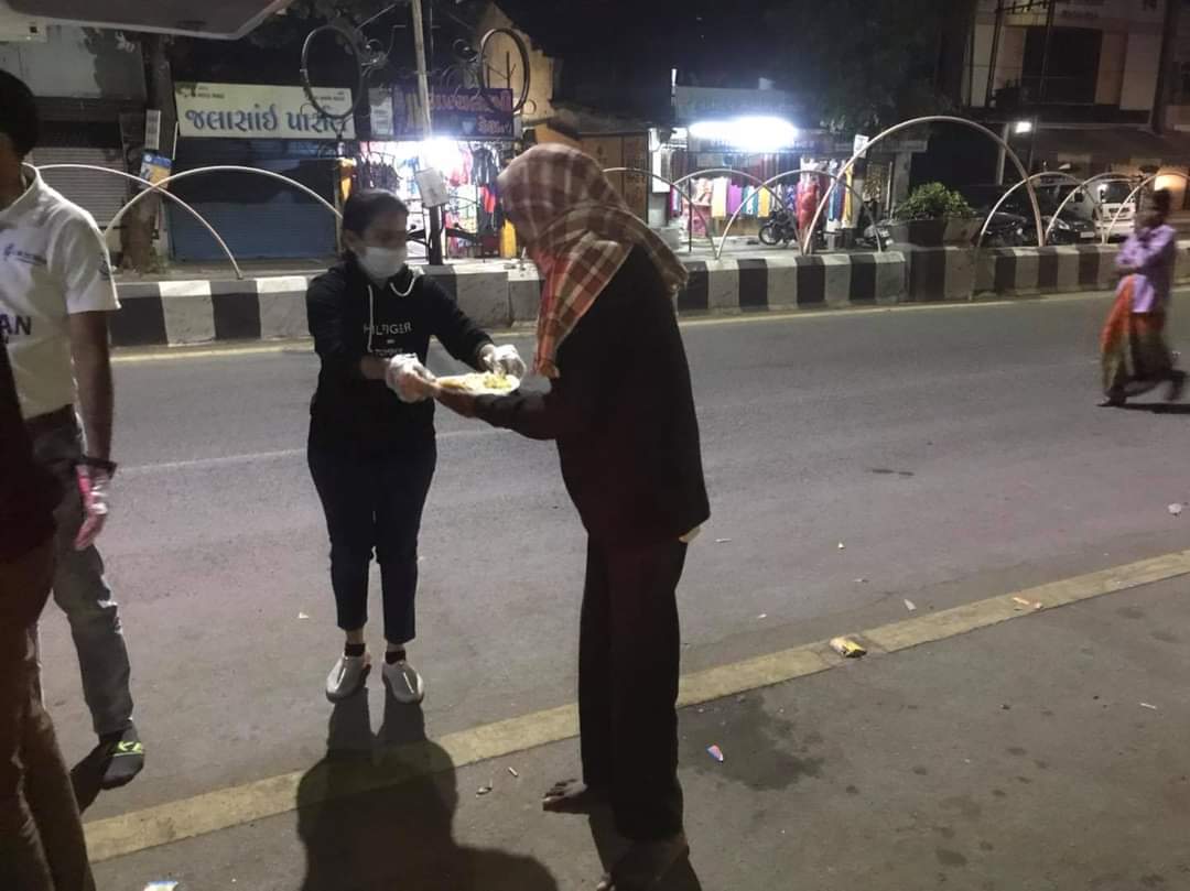 iamhumanfounda1's tweet photo. #I_M_HUMAN_ROTI_BANK
#216_Tueasday_RotiBank
#Food_For_All
#22_December_2020

Feeding continuously for #216_Tuesday with #250_People in Bardoli.

@AmitShah @PMOIndia @narendramodi @CRPaatil @sanghaviharsh @vijayrupanibjp @IshwarParmarMLA @prabhunvasava https://t.co/MVx03eOxbx