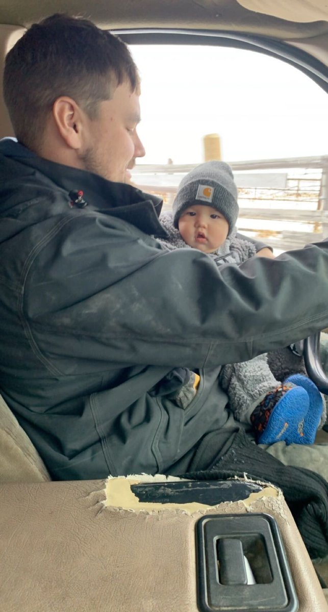 ColeBilledeaux's tweet photo. Helping dad feed cows #justranchin https://t.co/sJzIiFQdUo