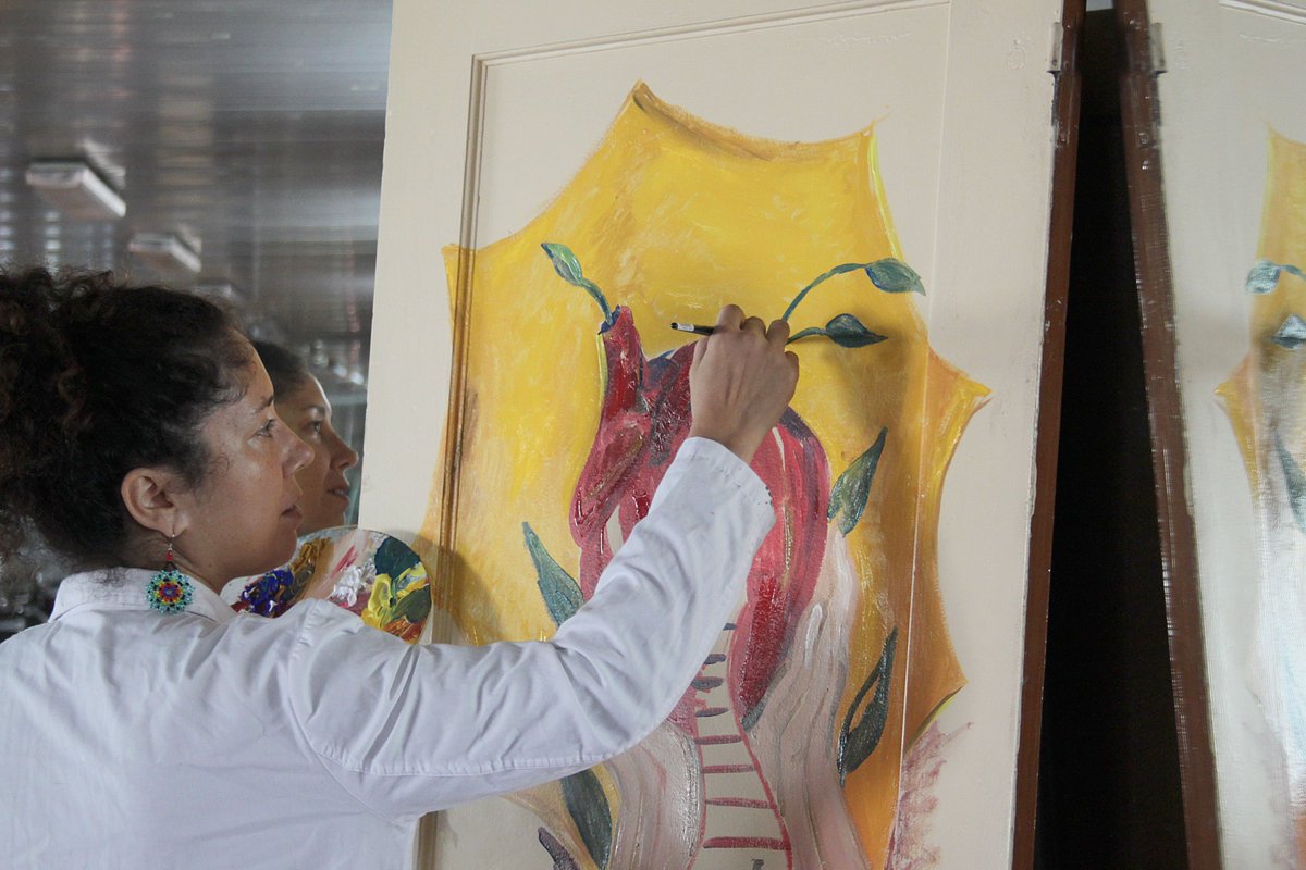 48 puertas. Una por cada víctima de la #ViolenciaMachista en España en 2018. 48 artistas que, a través del arte, visibilizan esa lacra.

Hasta el 31 de enero en la Factory del @GrupoEmausFS en Donosti (Mundaiz, 6). 

📸 Rosario Cornejo realizando su obra.

puertas.art