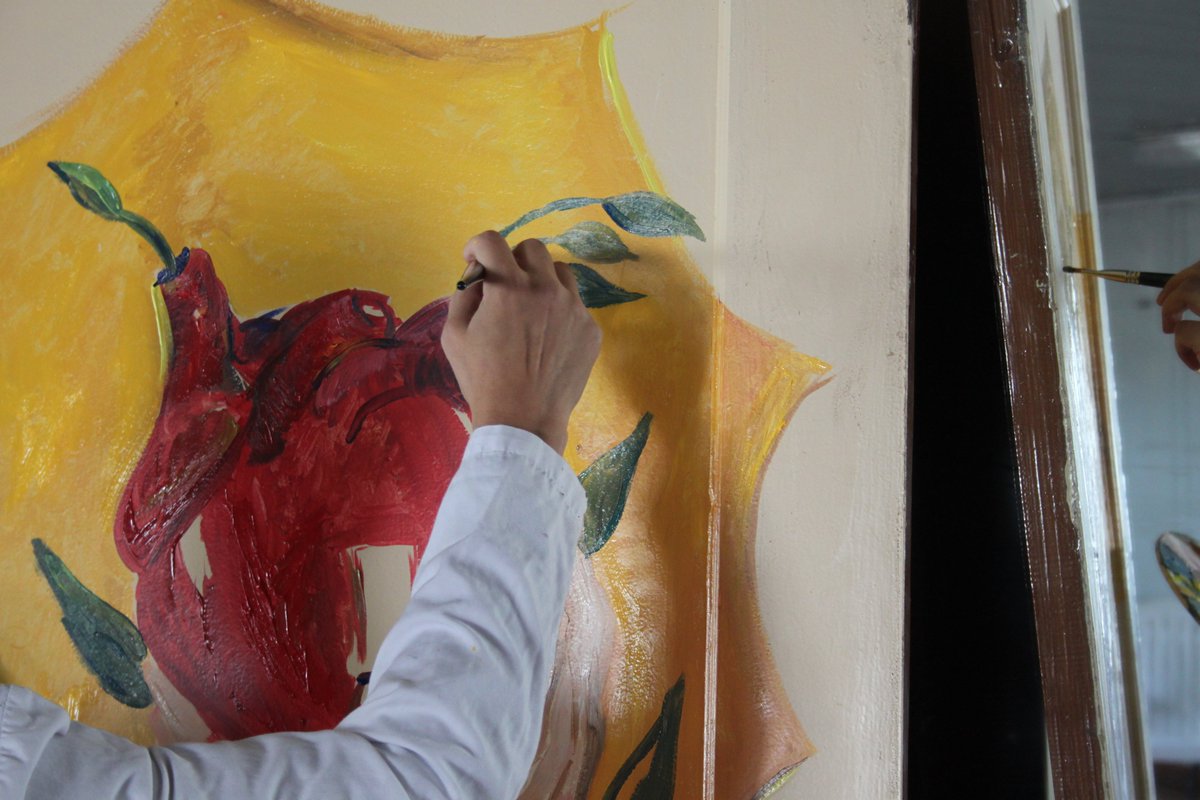 Porque el arte a veces nos lleva a lugares donde la razón no llega, #PuertasExpo. Visibilizar la #ViolenciaMachista, y reflexionar.

Hasta el 31 de enero en la Factory del @GrupoEmausFS en Donosti (c/ Mundaiz, 6). 

📸 Rosario Cornejo realizando su obra.