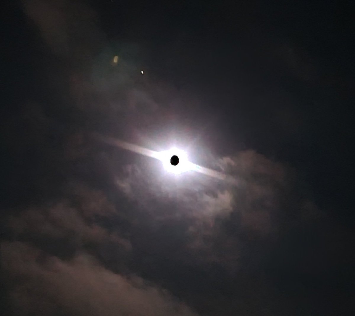 DTHBRR's tweet photo. Сегодня около луны видна оранжевая/красная звезда, Марс🌠⭐🌓 Я попыталась сделать фото, но сперва получилось лунное затмение😂😂😂 Но желаемое фото все же сделала👍
#астроном #любительскоефото #Марс #Луна https://t.co/i4koRVoqPh