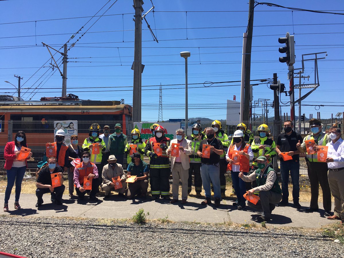 seguridadspp's tweet photo. #Ahora simulacro en línea férrea en estación lomas coloradas #SanPedrodelaPaz con el propósito de evitar accidentes en estas fechas de fin de año participa #fesur #carabineros #bomberos #SAMU #conaf #salud y #seguridad del municipio @SanPedroPaz https://t.co/yuLl14Dxny