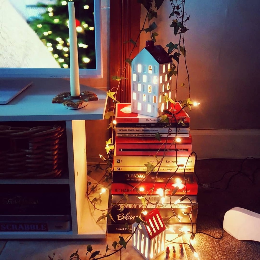 🏠📚✨
.
.
.
.
.
.
#christmas #christmasdecorations #edinburgh #mystoryoflight #cornersofmyhome #warmwhite #scottishlockdown  #christmaslights #ivy #gowurban #bookstack #ebayfinds  #redandgreen #wintersolstice instagr.am/p/CJJRpoyDml6/