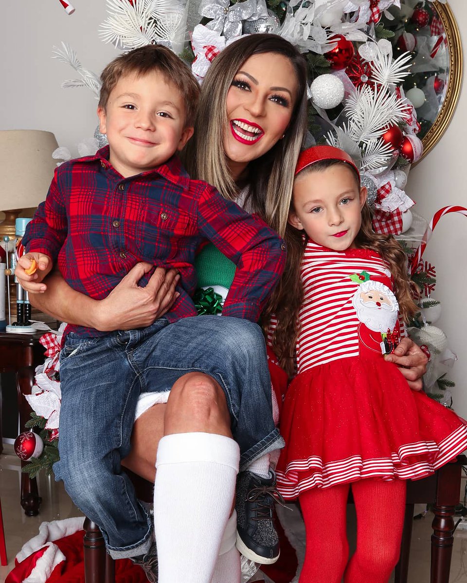 Gracias a mi familia por tanto amor, por acompañarme en cada paso y ser parte de mis logros 👩‍👧‍👦♥️... 

Y definitivamente no puedo pedir más,  pues el poder abrazarnos en estos tiempos es el regalo más grande 🤗🎁.