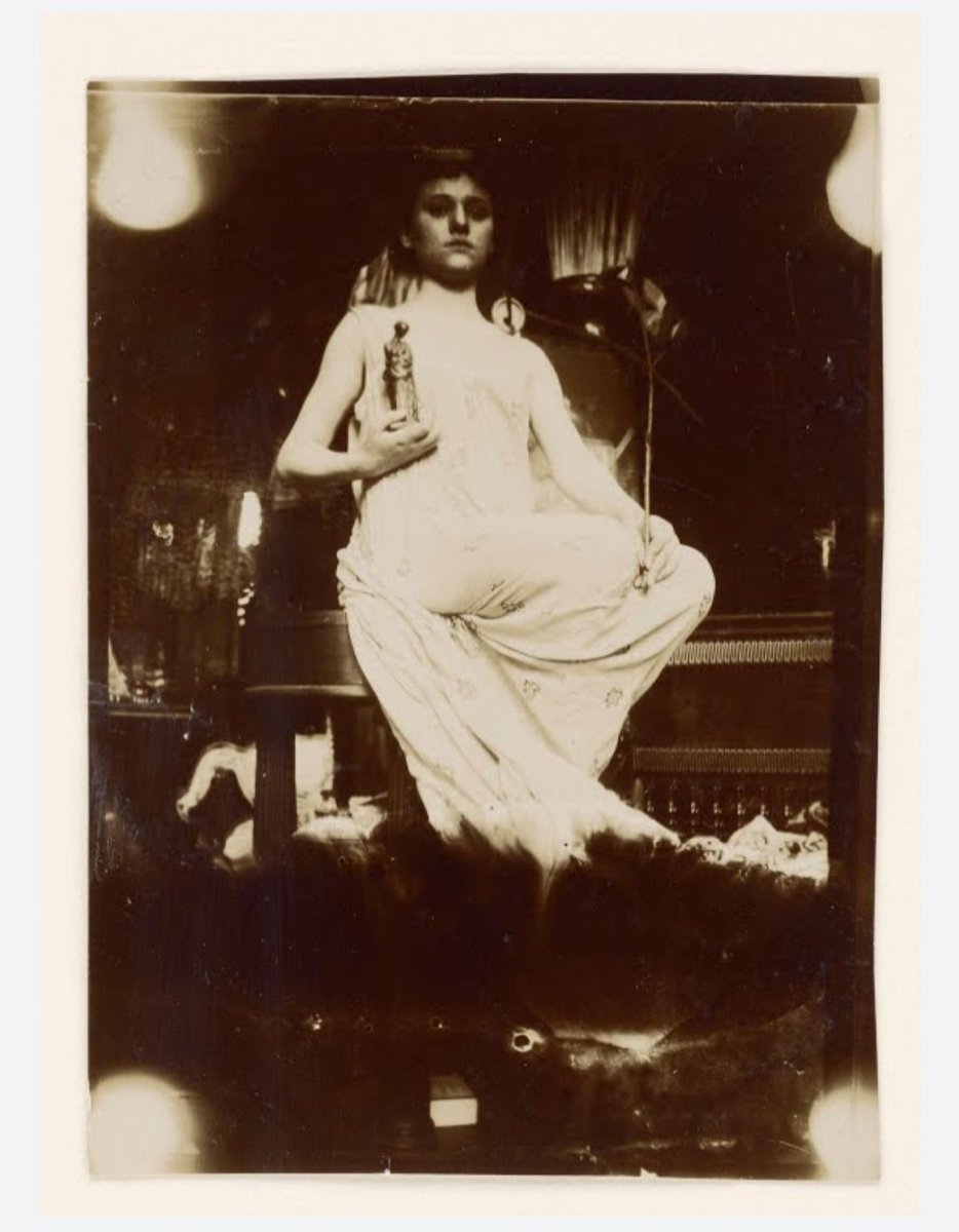 H0wlingFiFi's tweet photo. مدل های موشا:)
#alphonse_mucha https://t.co/uYotTRmvYi