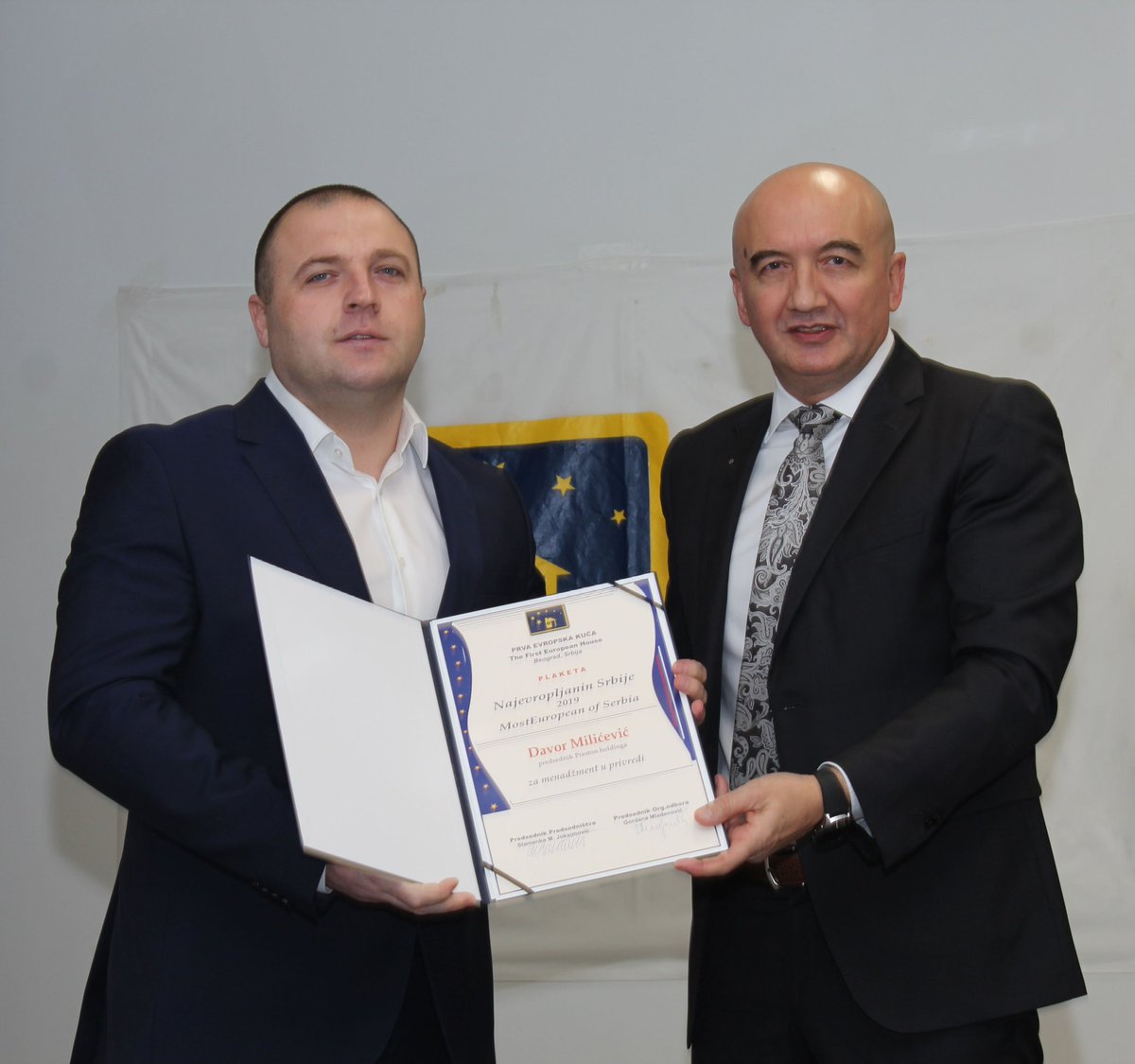 DAlhemicar's tweet photo. Priznanje #Najevropljanin godine u oblasti menadžmenta u privredi,u rukama Davora Milićevića,osnivača i predsednika #Preston Holdinga,u čijem je sastavu i širom poznata #Beohemija.Preston Holding uspešno posluje na tržištu Srbije,regiona i EU,ostvarujuci prihode od preko 100mil€ https://t.co/xZkhlZWqIY