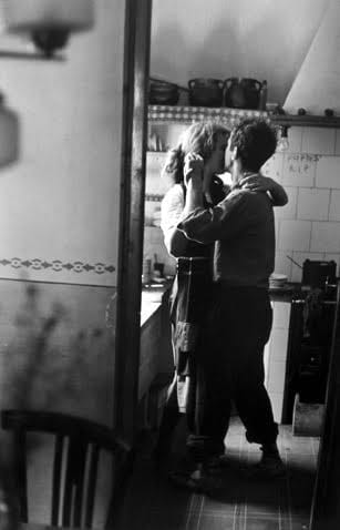 literlandweb1's tweet photo. "Todo el mundo tiene su historia de amor. Puede haber sido un fiasco o no, puede haberse quedado en agua de borrajas, hasta puede ser que ni siquiera haya existido, que haya sido mental, no por eso es menos real. Todo el mundo la tiene. Es la única historia".
Julian Barnes https://t.co/ywEXNjyLIt