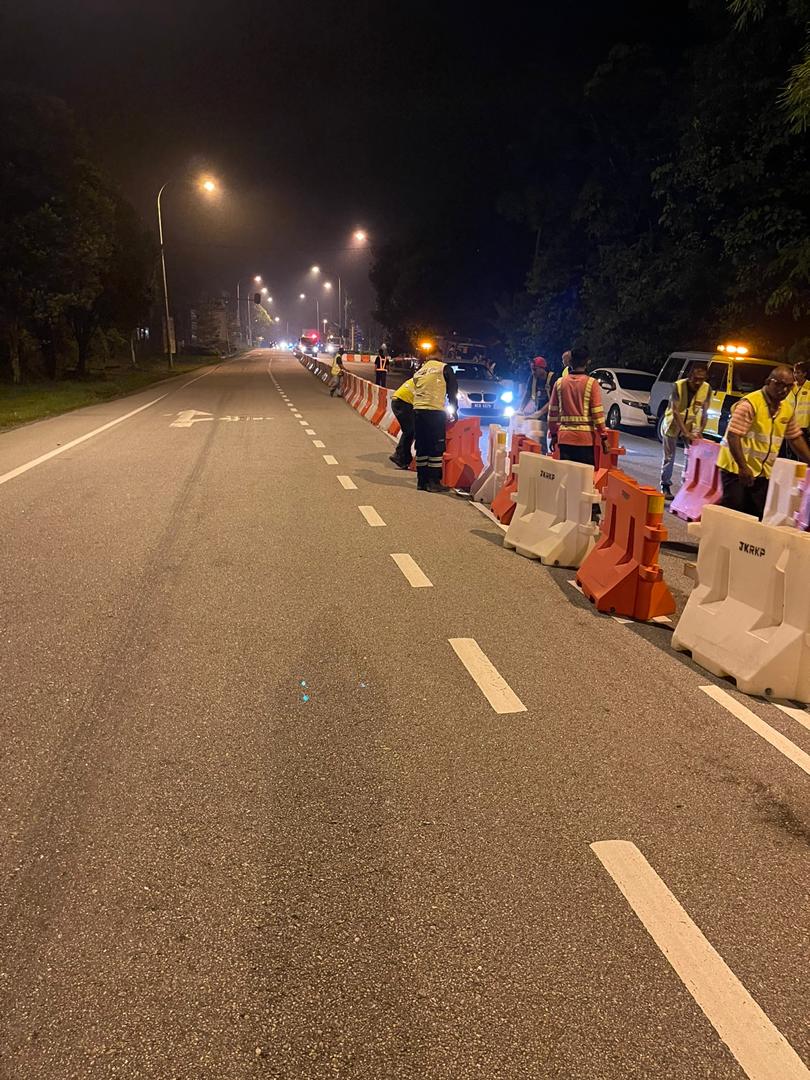 Pengurusan Lalu Lintas (23 Disember 2020 - 3 Januari 2021) Daerah Kuala Pilah Sempena Musim Perayaan Hari Krismas Dan Tahun Baru 2021. - Terima Kasih Kepada <a href="/jkrkualapilah/">JKR Kuala Pilah</a>, <a href="/PDRMsia_Trafik/">PDRMsia Trafik</a>, <a href="/MDKP1/">M.D Kuala Pilah</a>, @Selia_N9, PUSB dan Semua Agensi Yang Terlibat. <a href="/MOWorks/">でやんす</a> <a href="/JKRMalaysia/">JKR Malaysia</a> <a href="/JKRNS/">JKR Negeri Sembilan</a>