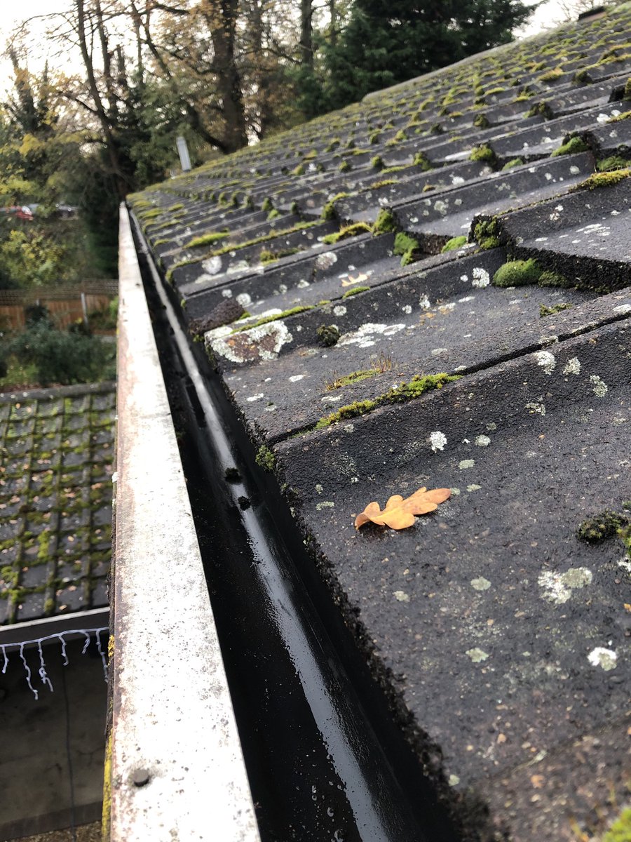 supaclean14's tweet photo. Gutter cleaning where ladders can’t reach at ware.#guttercleaning  #spacevac https://t.co/0XvU8ABELU